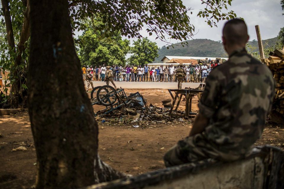 Lors d’une recherche d’armes par les soldats de l’opération internationale Sangaris, à Bangui, en 2014. Photo Laurence Geai. NurPhoto. Zuma. Rea