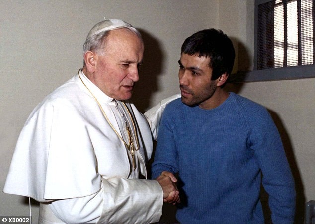 Jean Paul II serrant la main de Mehmet Al Agca 