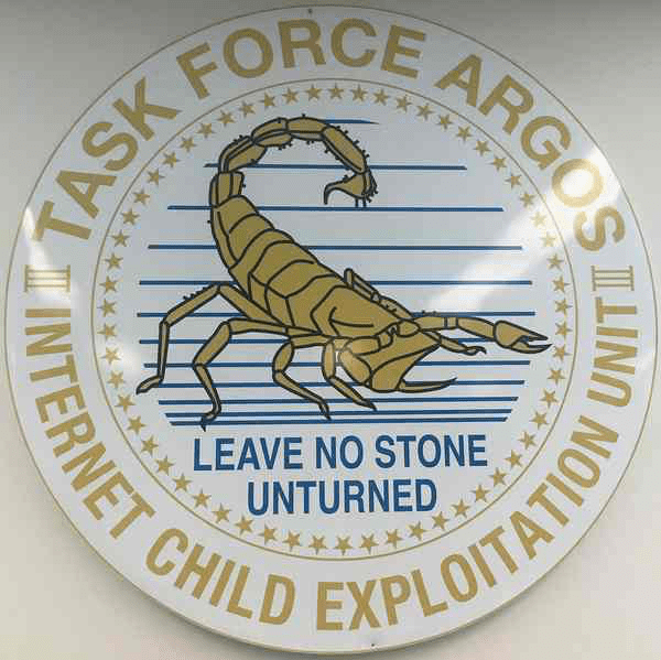 Le logo de la Taskforce Argos. Son symbole est un scorpion, prédateur naturel du « rock spider » qui désigne un agresseur sexuel d’enfants dans l’argot australien. Photo : Michael Safi pour le Guardian