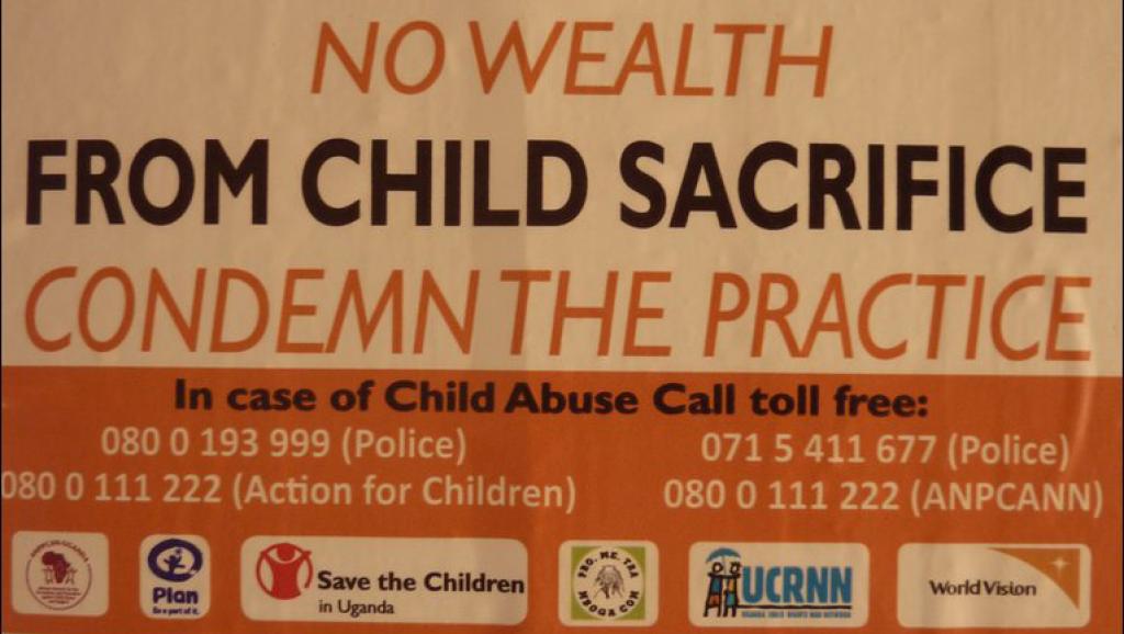 Une affiche de la campagne du gouvernement ougandais et d'ONG contre les sacrifices d'enfants. «Le sacrifice d'enfant n'apporte pas la richesse, condamnez cette pratique» © DR