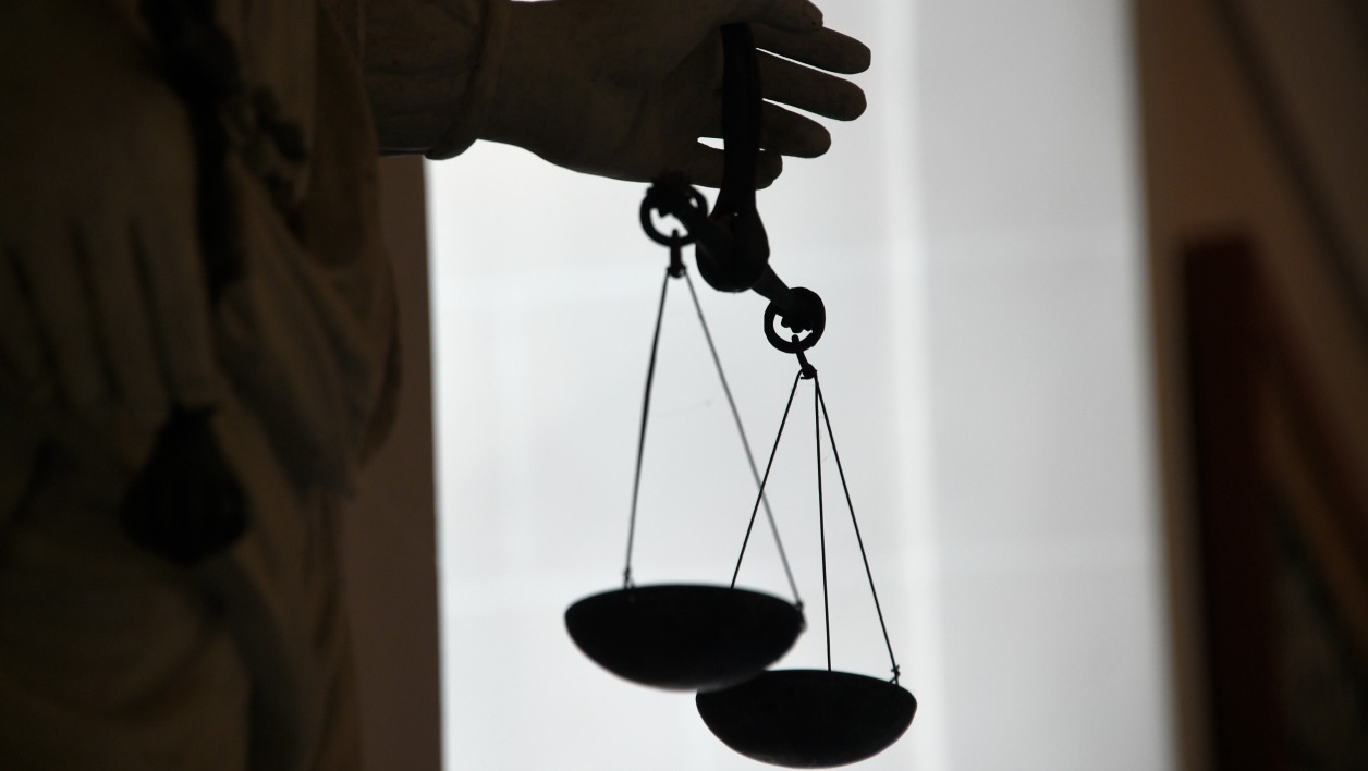 L'allégorie de la justice équilibre ses balances au palais de justice de Rennes. - DAMIEN MEYER / AFP