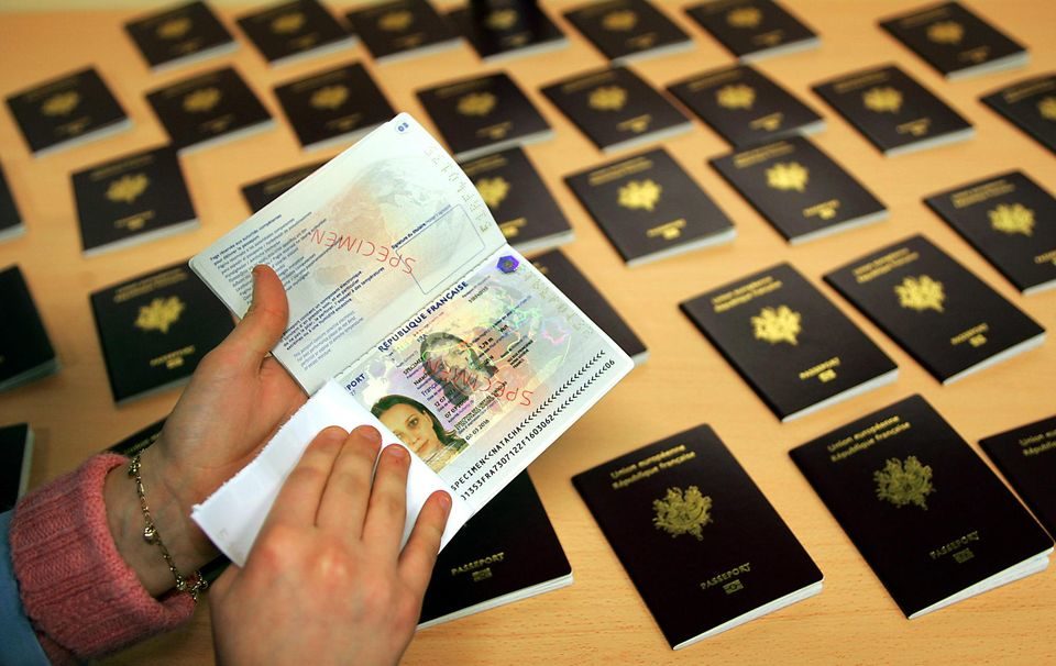 france-usa-passeports-justice-interieur-photo-philippe-huguen-afp_-9590470