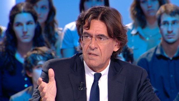 Luc Ferry, sur le plateau de Canal+ le 30 mai 2011