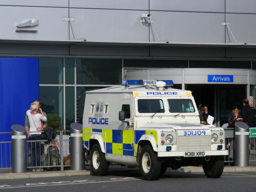 un-vehicule-de-police-a-l-aeroport-de-londres-luton-photo-d-illustration-flickr-felix-o-1471847520