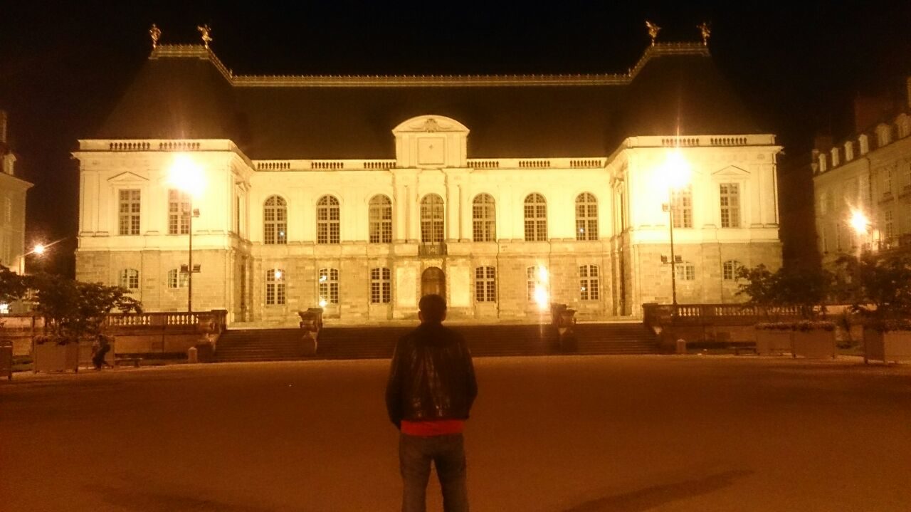 Face au palais de justice de Rennes