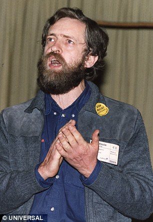 En 1992 , les travailleurs sociaux ont dit à Jeremy Corbyn (photo de cette année ) que la maltraitance organisée sévissait dans sa circonscription Islington