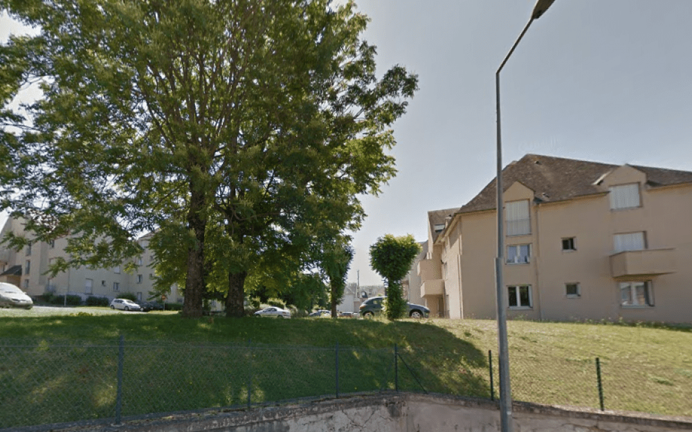 Dimanche matin, au pied d'un des immeubles de la résidence Viel Castel à Bourges (Cher), une petite fille de 6 jours a été retrouvée sans vie, à côté de sa mère.