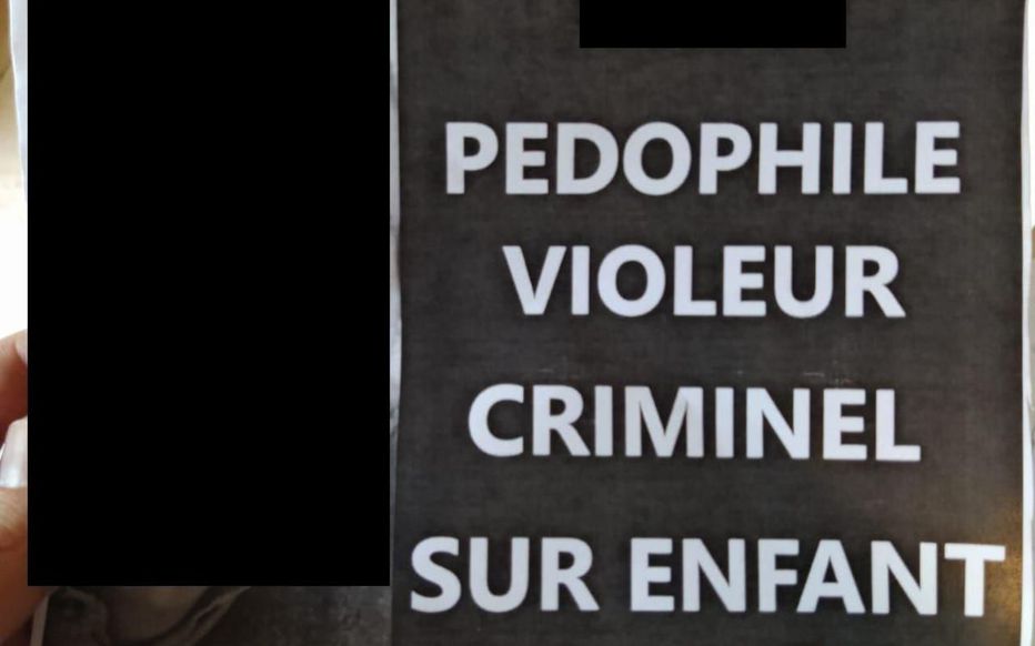 image de pancarte avec des qualificatifs pour les pedophiles