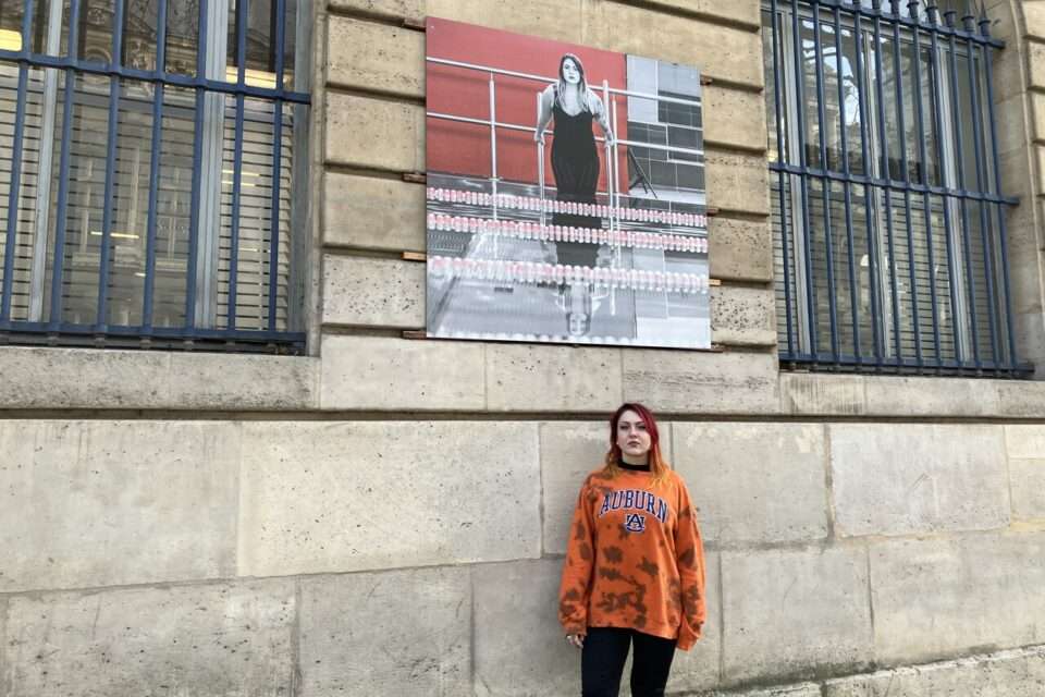 Julie Boursier fait partie des 17 victimes de violences sexuelles dont le portrait est affiché sur les murs de Paris dans le cadre de l’exposition « Carton rouge ». (©TN / Actu Paris)