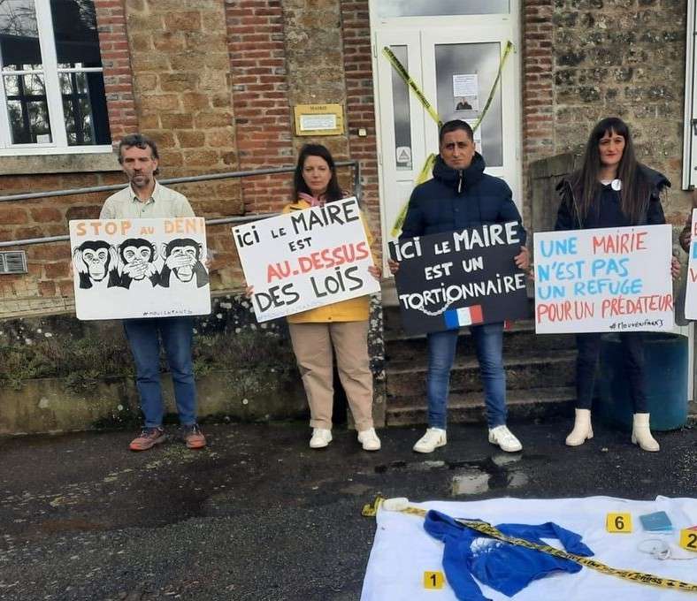 Illustration | Lors d'une mobilisation de l'association Mouv'Enfants, le 6 février 2026, devant la mairie de Saint-Ellier-les-Bois (Orne), où le maire sortant a été mis en examen pour viol sur des prostituées mineures. (Jean-François Monier/AFP)