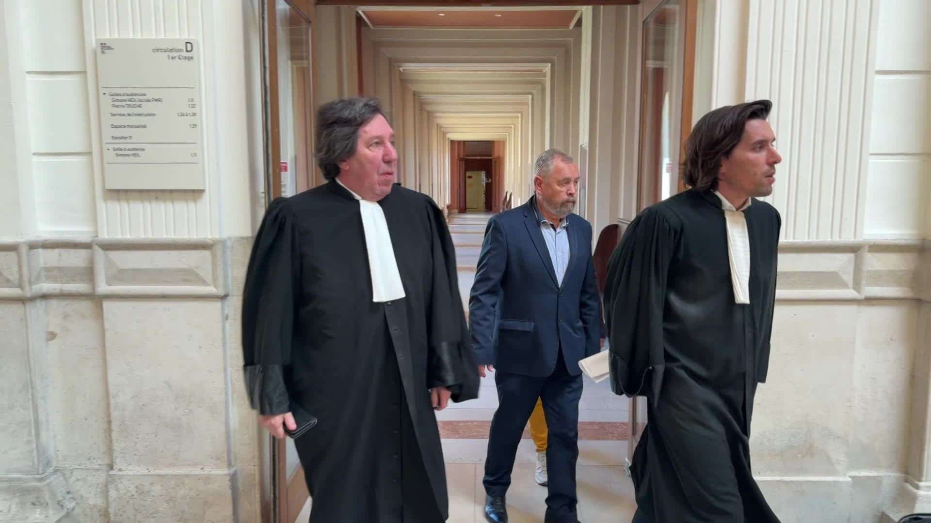7 avril 2026 - Richard Chatellier se rend en salle d'audience pour connaitre sa condamnation accompagné de ses avocats Me Bendjador père et fils. • © Julien Bernier - France Télévisions